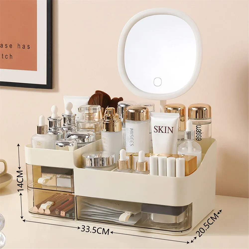 Détail des compartiments de l'organisateur cosmétique