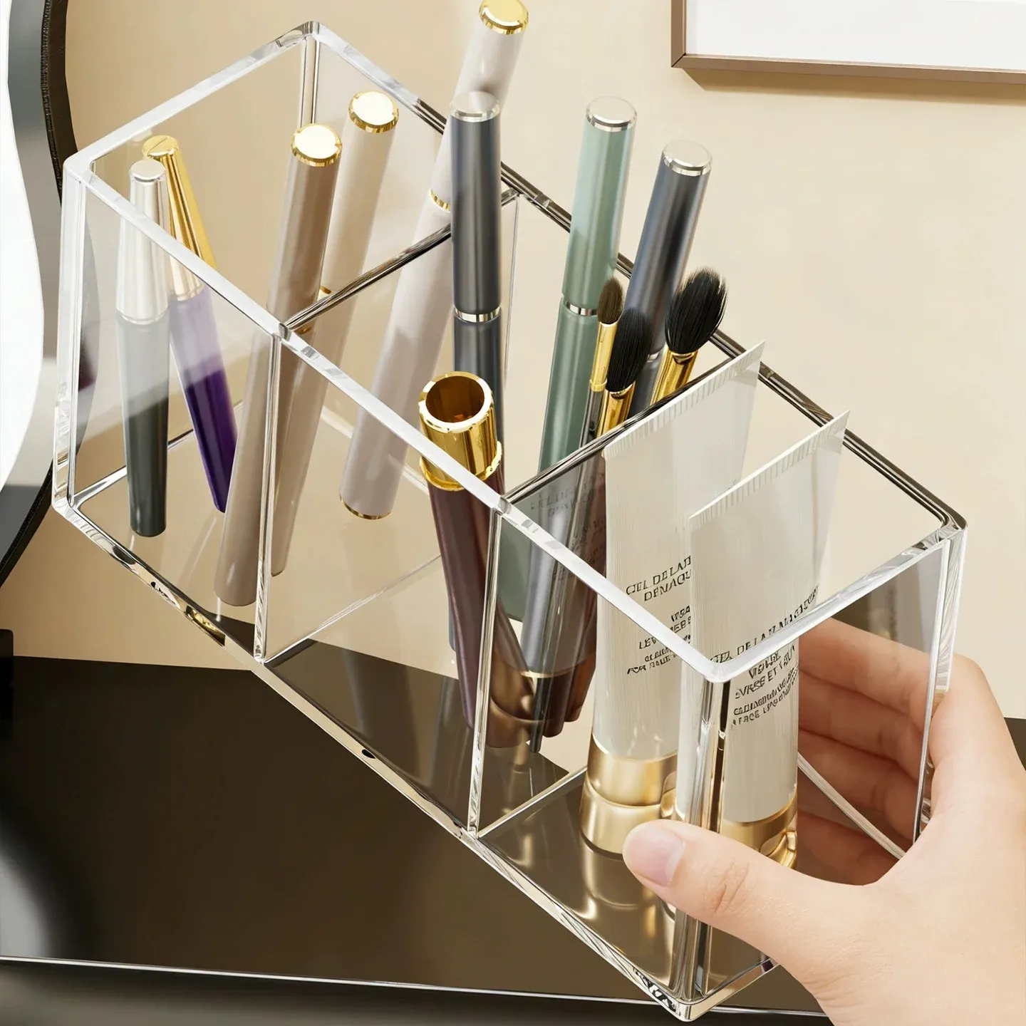 Organisateur de pinceaux de maquillage transparent sur une coiffeuse