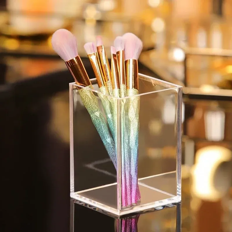 Organisateur de pinceaux de maquillage dans un intérieur élégant