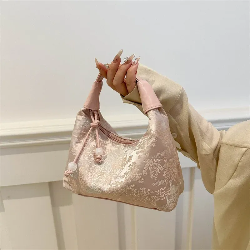 Broderie du sac brodé, détail des motifs