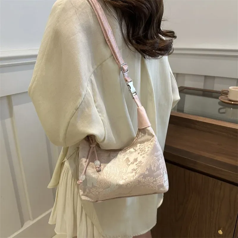 Sac brodé, intérieur et rangements