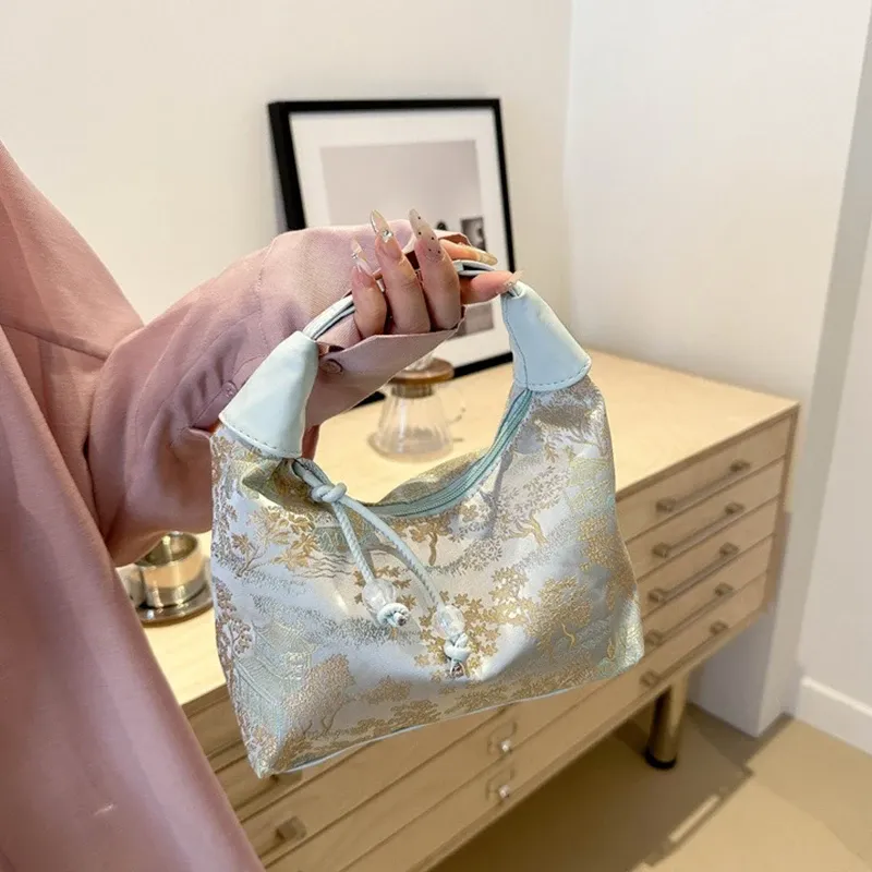 Sac brodé, élégance au quotidien