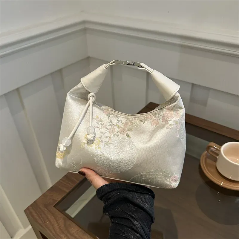 Sac brodé, détails artisanaux
