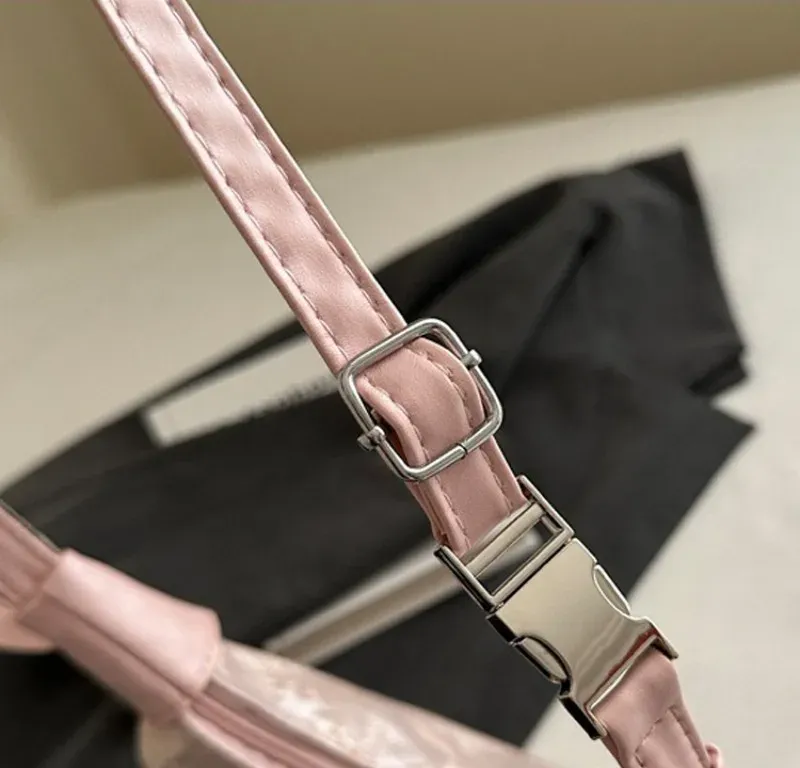 Sac brodé, lignes et couleurs