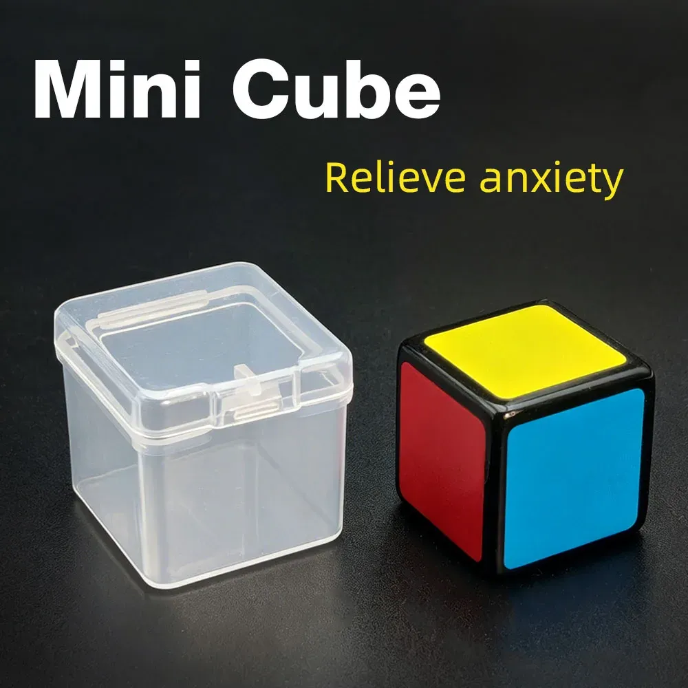 Mini cube puzzle en situation d'utilisation au bureau