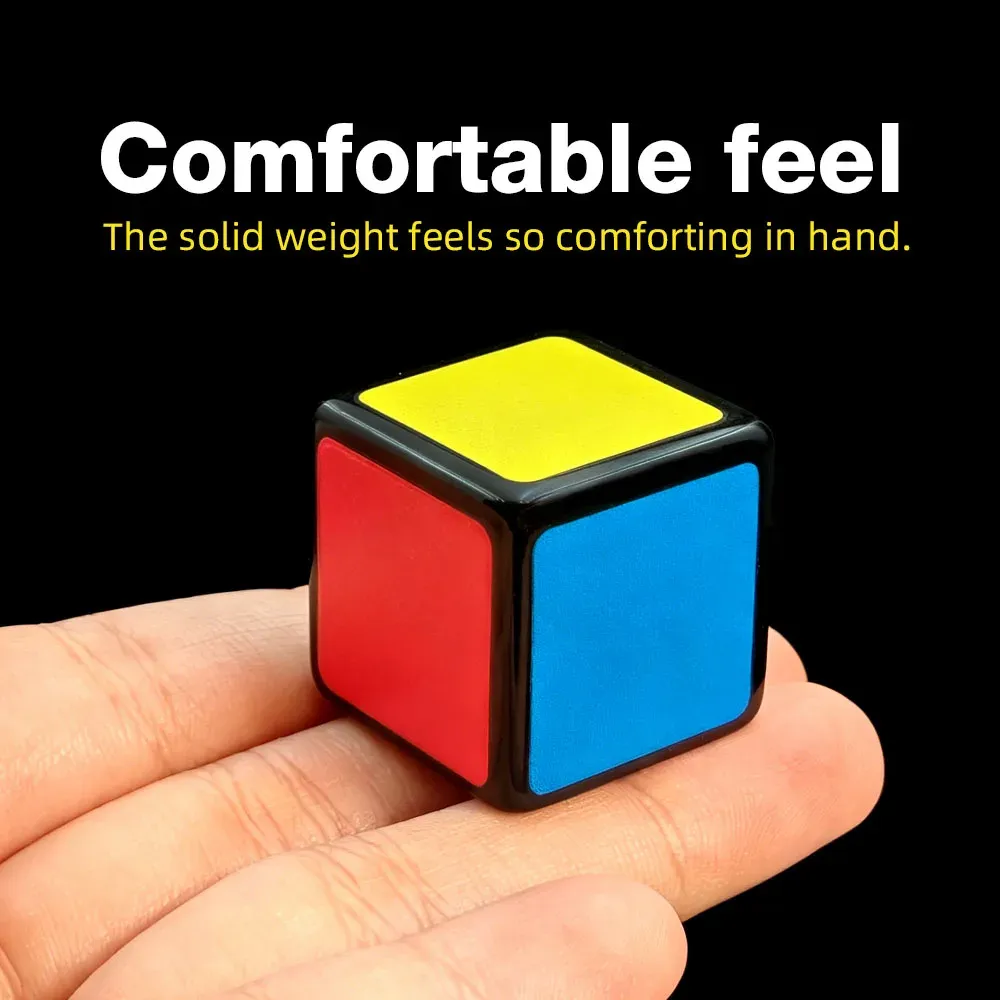 Gros plan sur les faces du mini cube puzzle