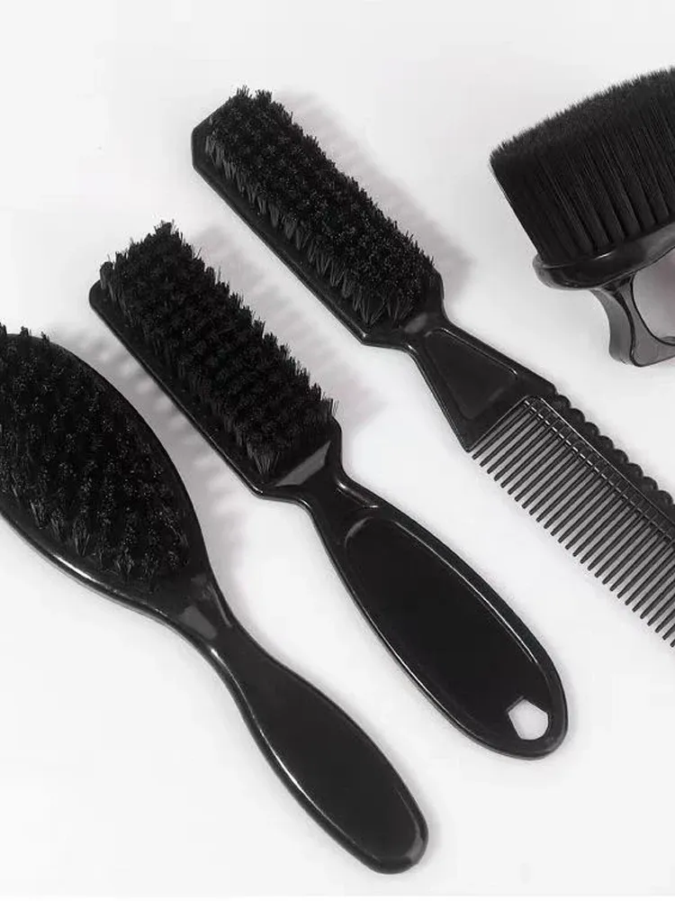 Ensemble de brosses coiffantes professionnelles présentées avec soin
