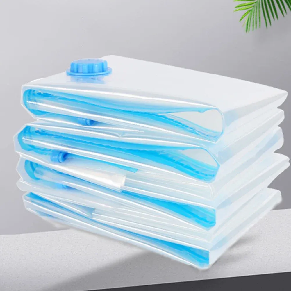 Rangement de textiles dans des sacs sous vide