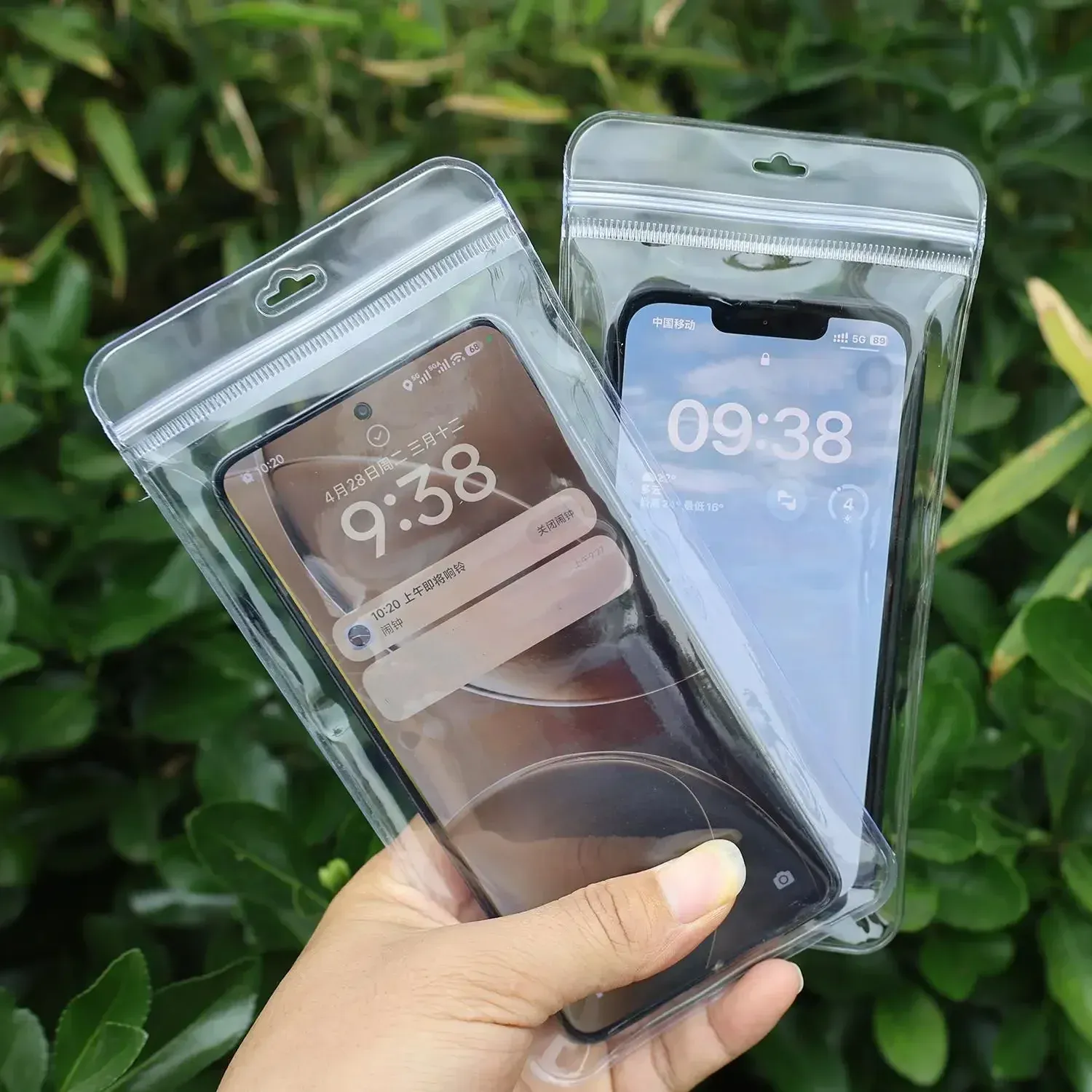 Pochette étanche avec smartphone en situation