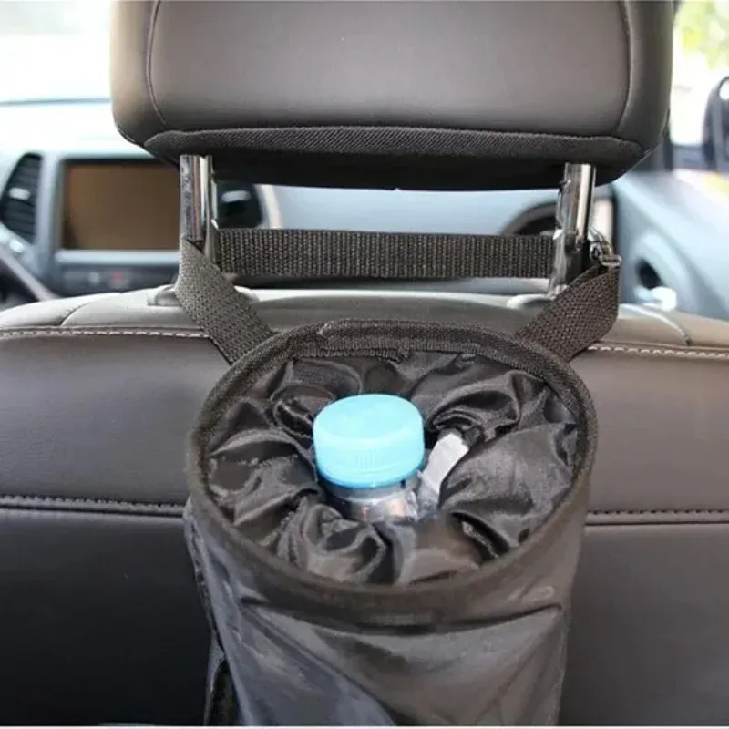 Poubelle de voiture en situation d'utilisation dans l'habitacle