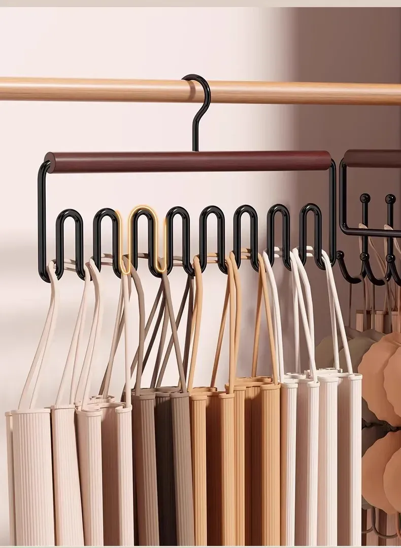 Vêtements suspendus sur organisateur en bois