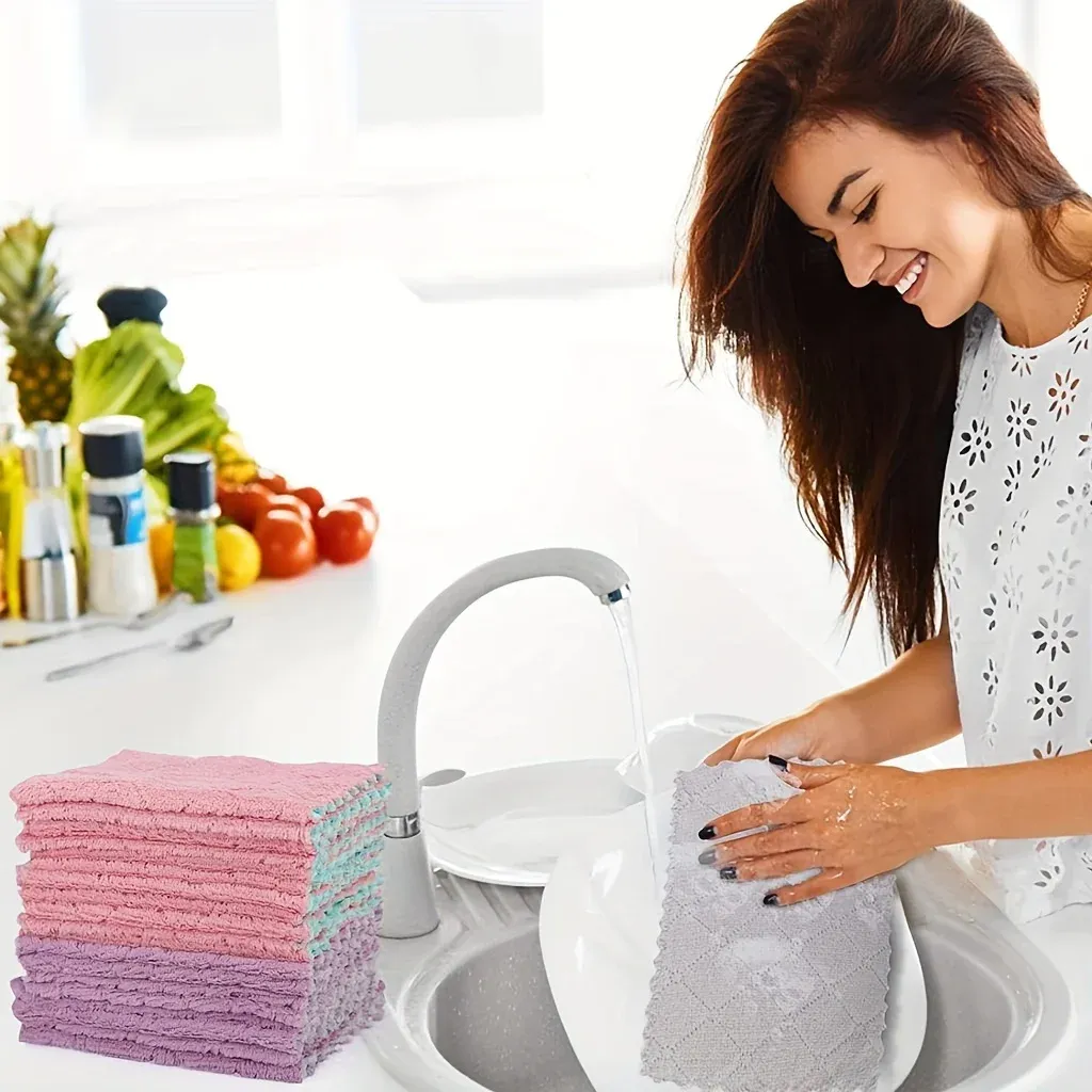 Chiffon en microfibre en situation de nettoyage en cuisine