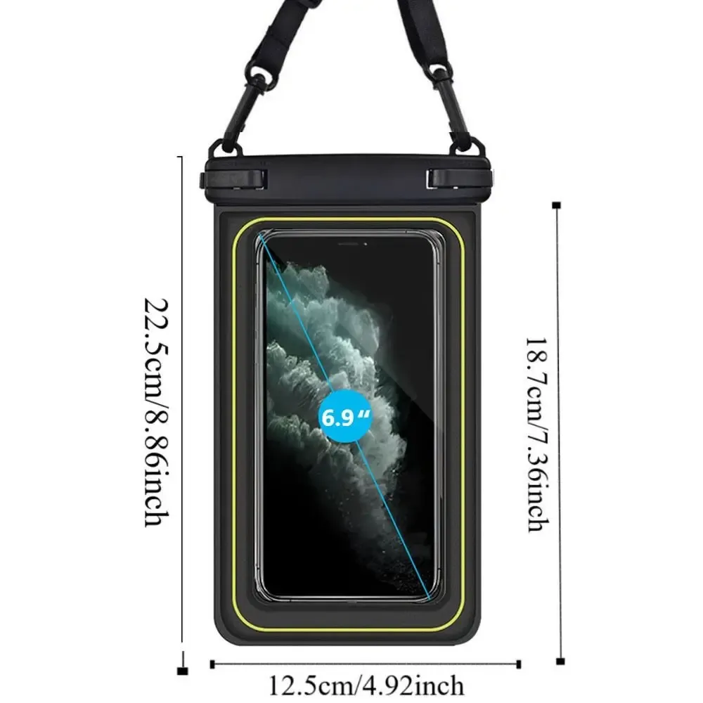 Téléphone protégé dans la pochette étanche