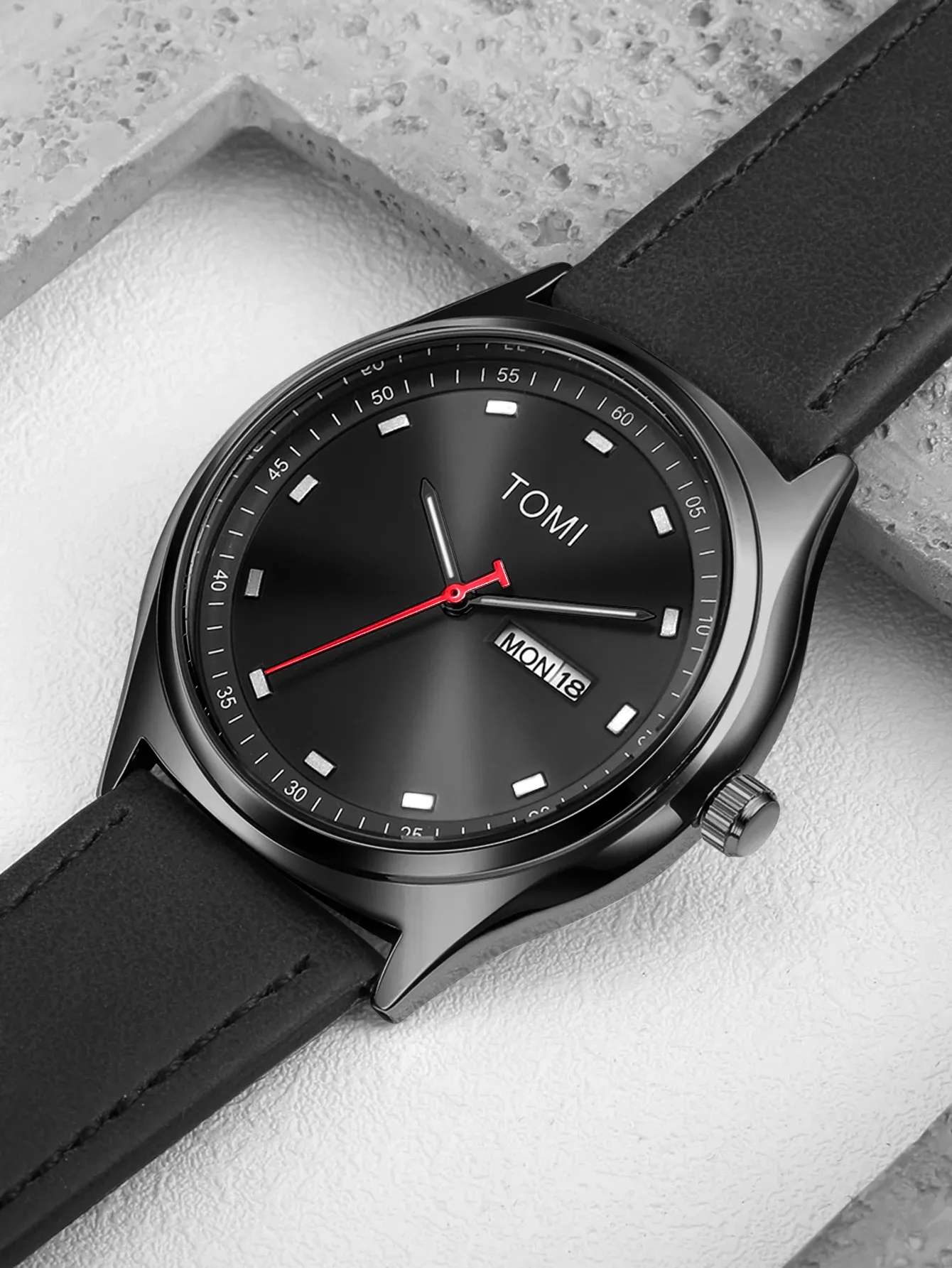 Montre TOMI portée au poignet