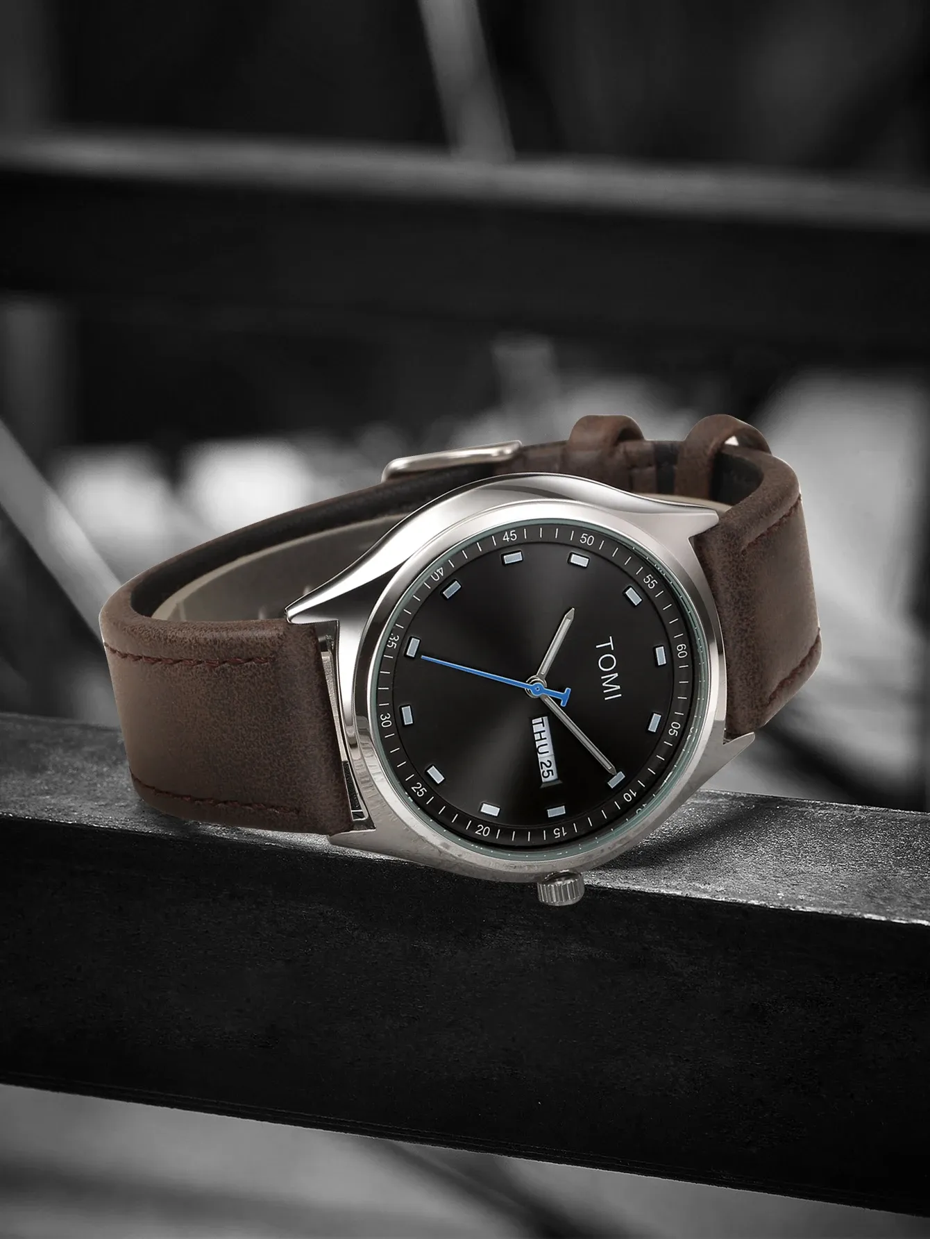 Montre TOMI, détail du boîtier