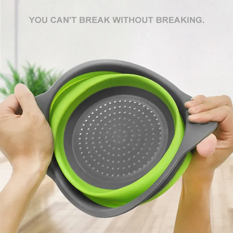 Passoire pliable en silicone utilisée pour laver des légumes