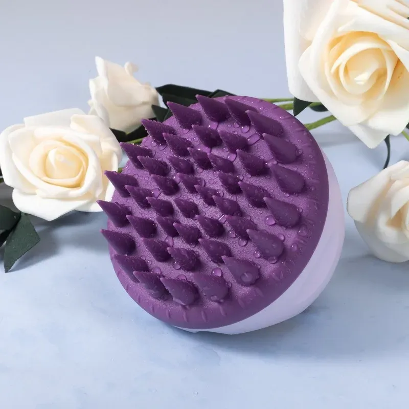 Massage du cuir chevelu avec la brosse en silicone