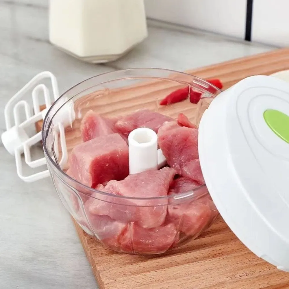 Utilisation du hachoir manuel dans la cuisine
