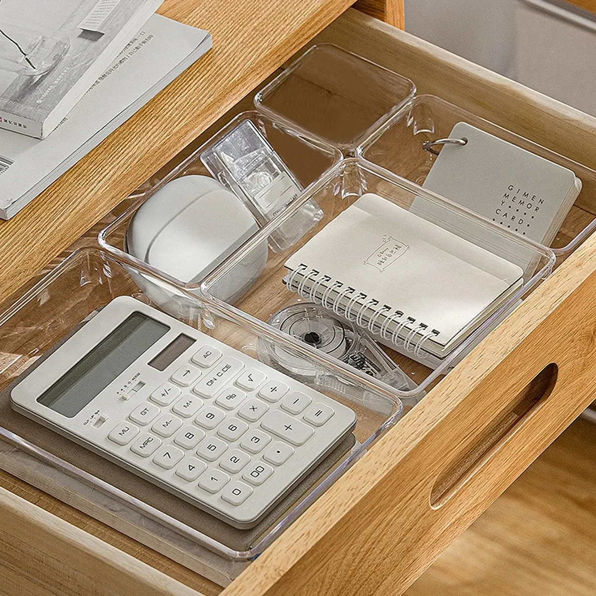 Organisation d'accessoires de maquillage dans un tiroir