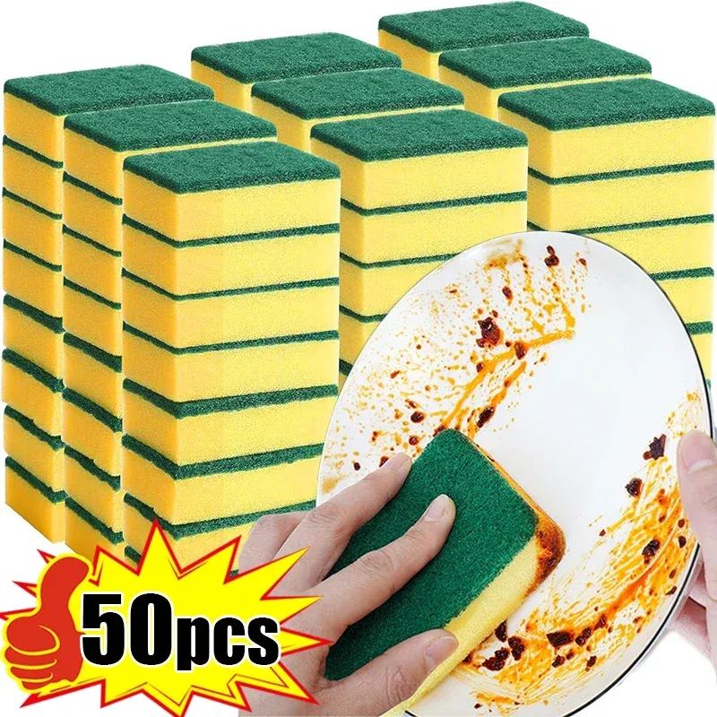 Éponge magique double face en situation de nettoyage de cuisine