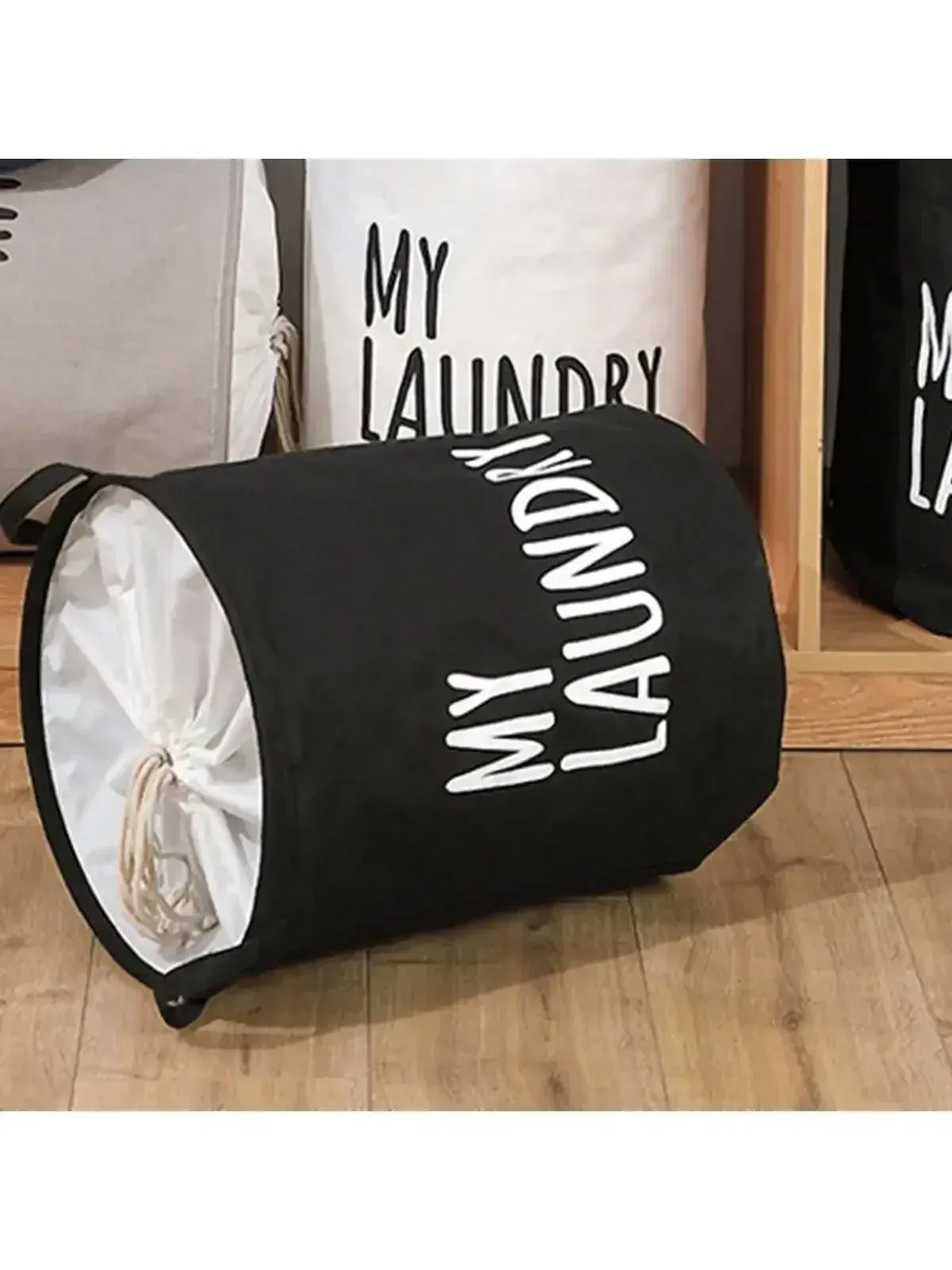 Panier à linge noir en situation dans une chambre
