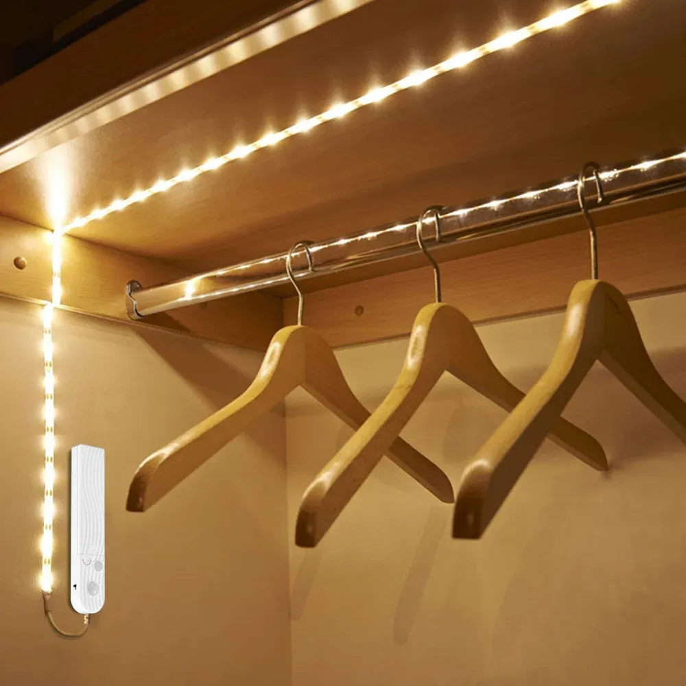 Ruban lumineux LED avec détecteur de mouvement installé sous un meuble