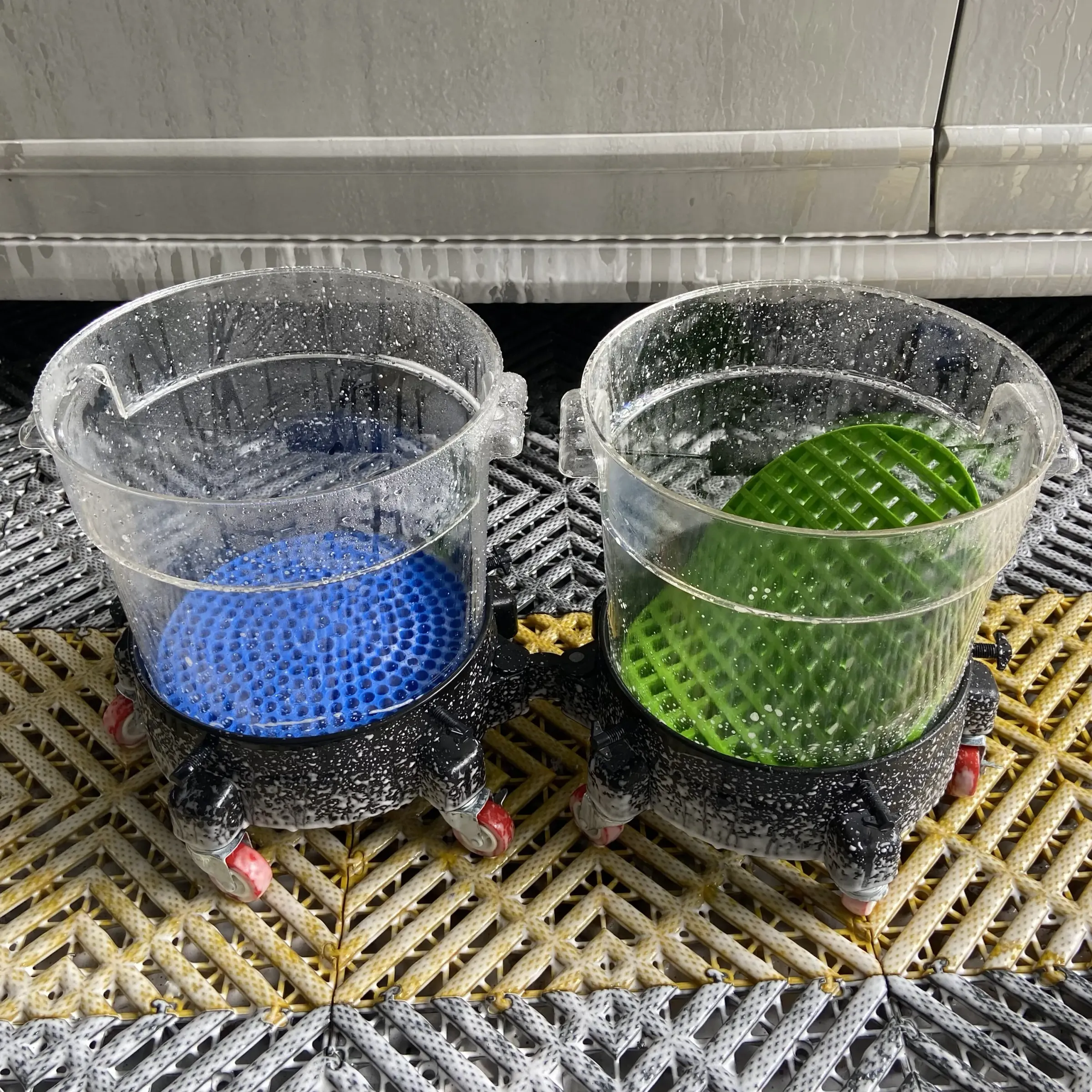 Kit de lavage pour voiture : gants, éponges, seau, protège-salissures et attrape-impuretés 3