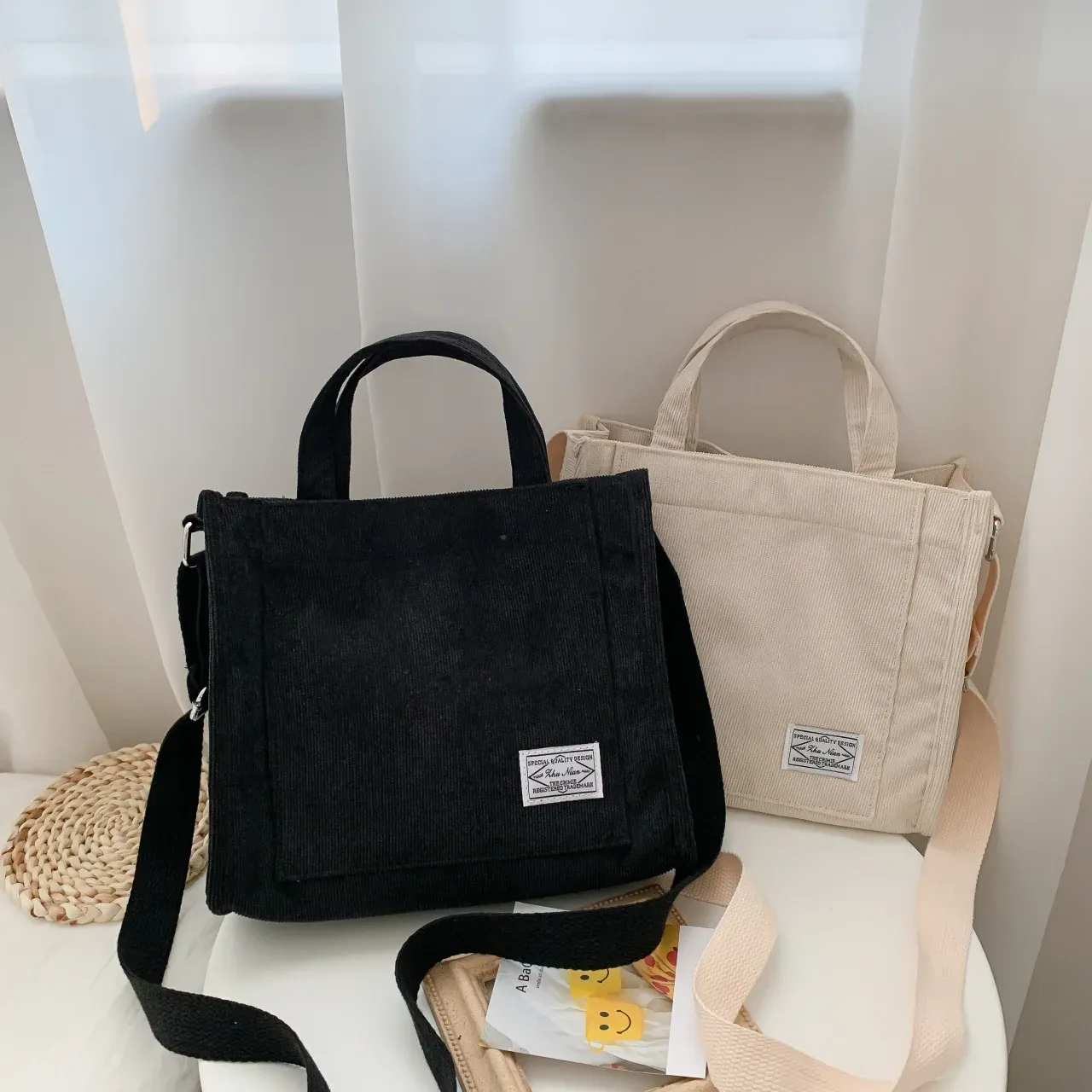 Sac fourre-tout en velours côtelé en situation