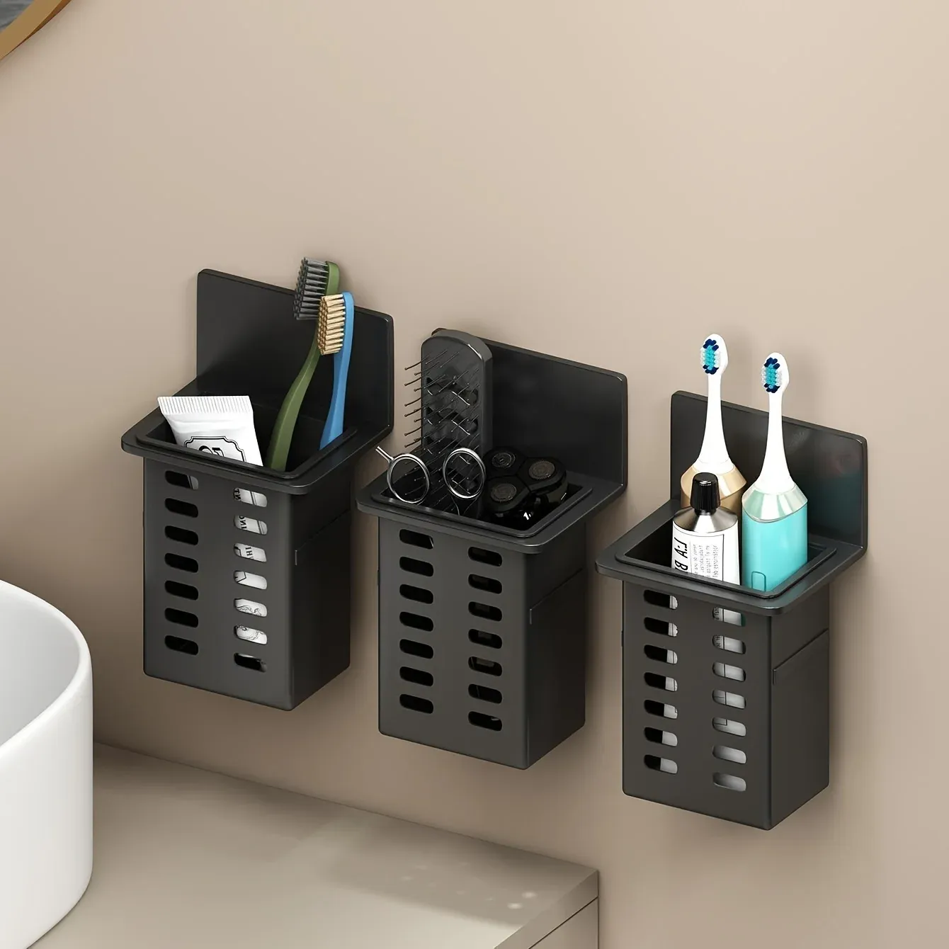 Détail du porte-brosse à dents noir installé au mur