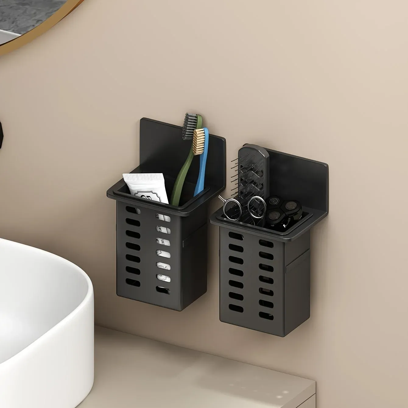 Rangement noir utilisé pour brosses à dents et téléphone