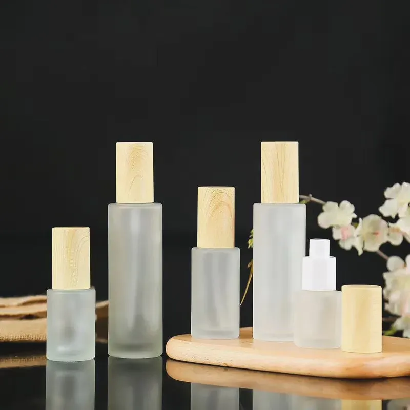 Flacon pulvérisateur en bois et verre dépoli, usage quotidien