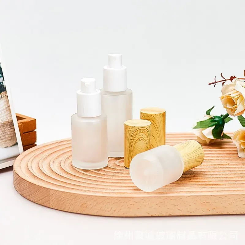 Flacon pulvérisateur en bois et verre dépoli, détail du bois