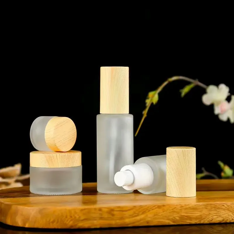 Flacon pulvérisateur en bois et verre dépoli, vue d'ensemble