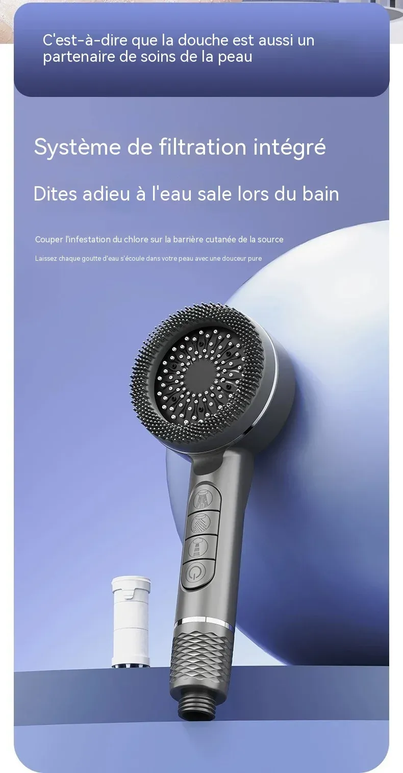 Pommeau de douche dans une salle de bain