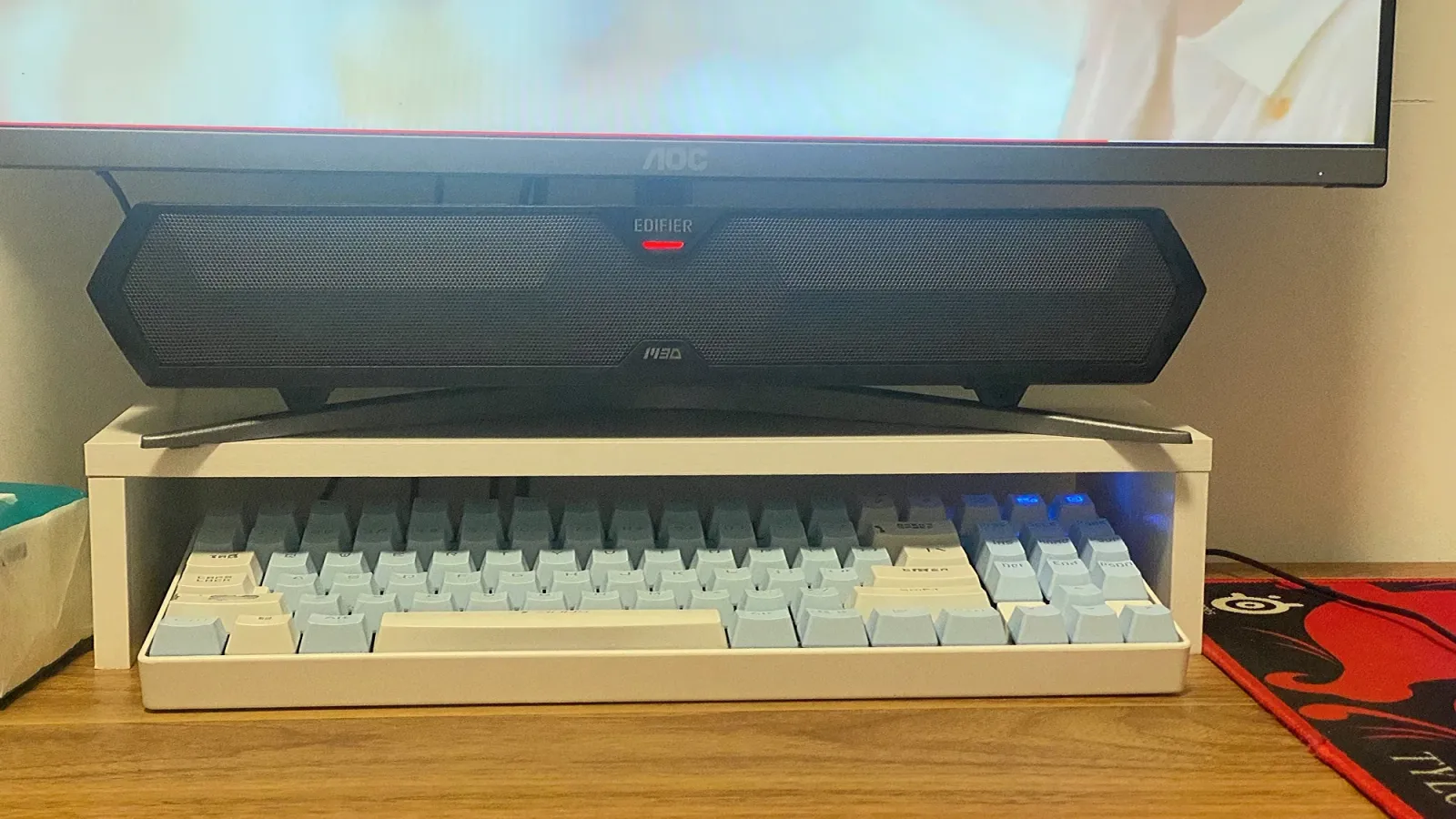 Espace de travail organisé avec support d'écran
