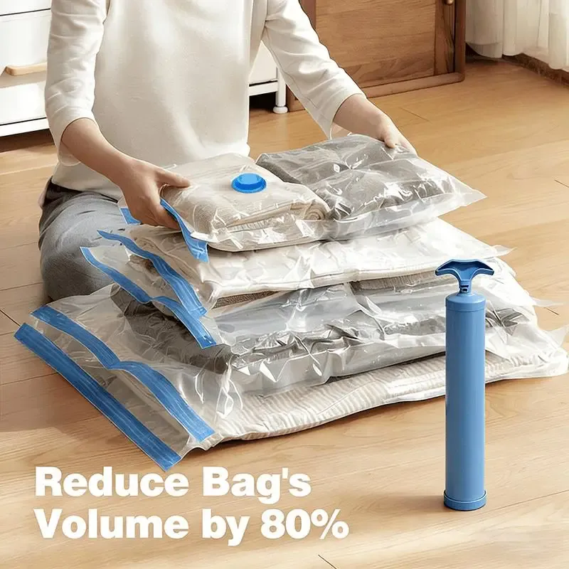 Sacs de rangement remplis de vêtements pliés