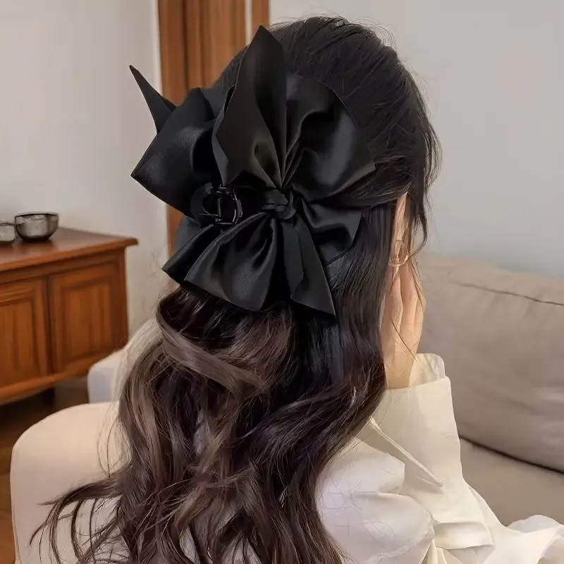 Grande pince à cheveux noire, vue rapprochée