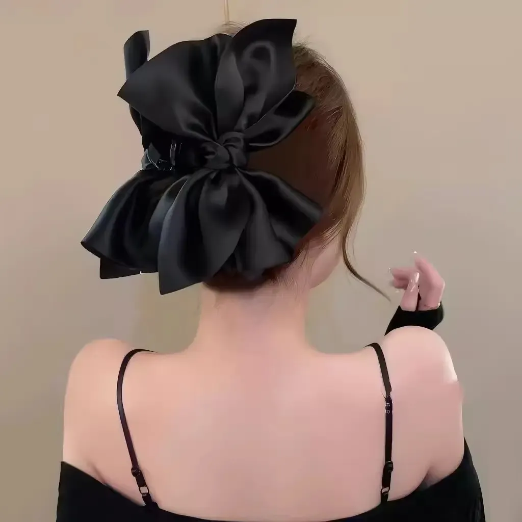 Accessoire cheveux noir pour coiffure raffinée