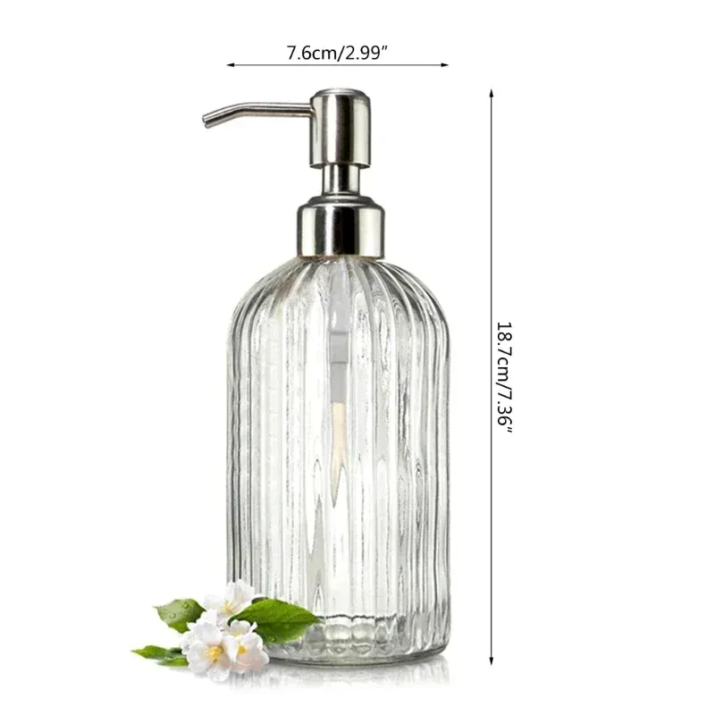 Distributeur de savon en verre transparent dans un intérieur élégant