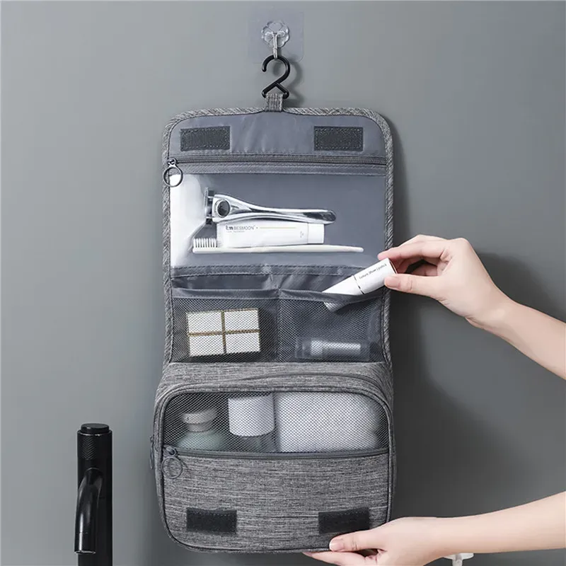 Trousse de toilette en situation d'utilisation pendant un voyage
