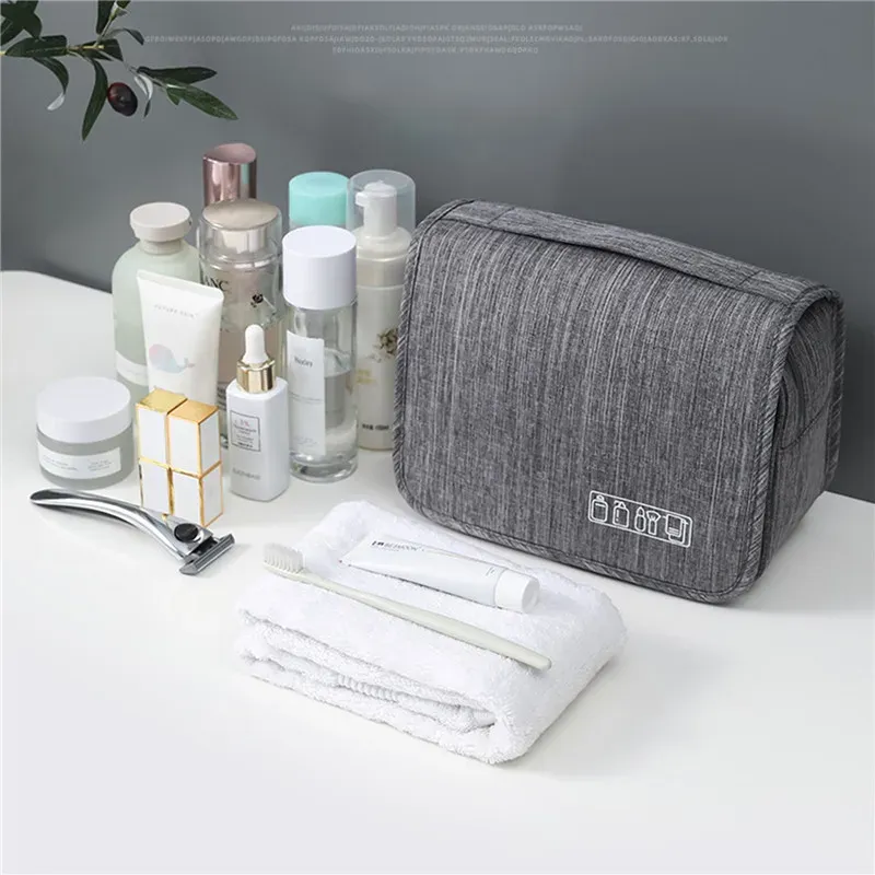 Trousse de toilette suspendue dans une salle de bain
