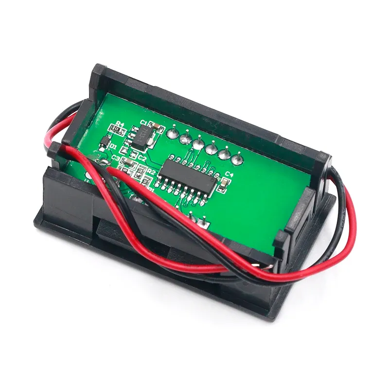 Détail du voltmètre numérique à LED