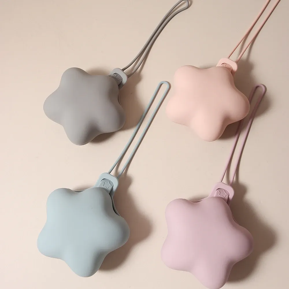 Détail du design étoile du sac de rangement pour sucette