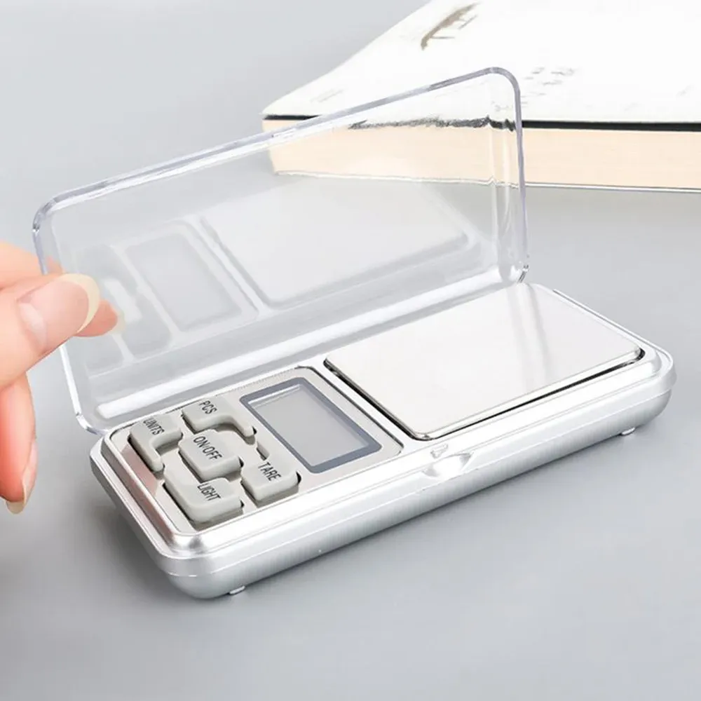 Balance de poche compacte posée sur une table