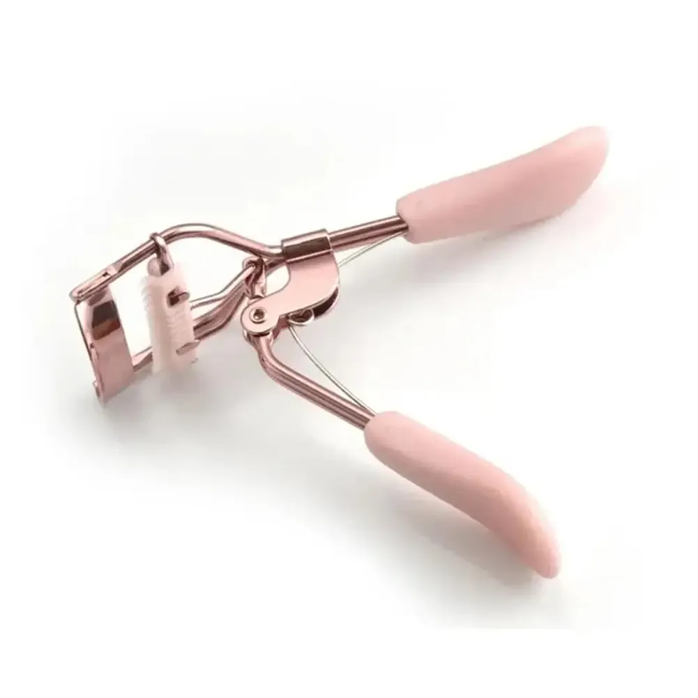 Recourbe-cils rose avec peigne, résultat sur les cils
