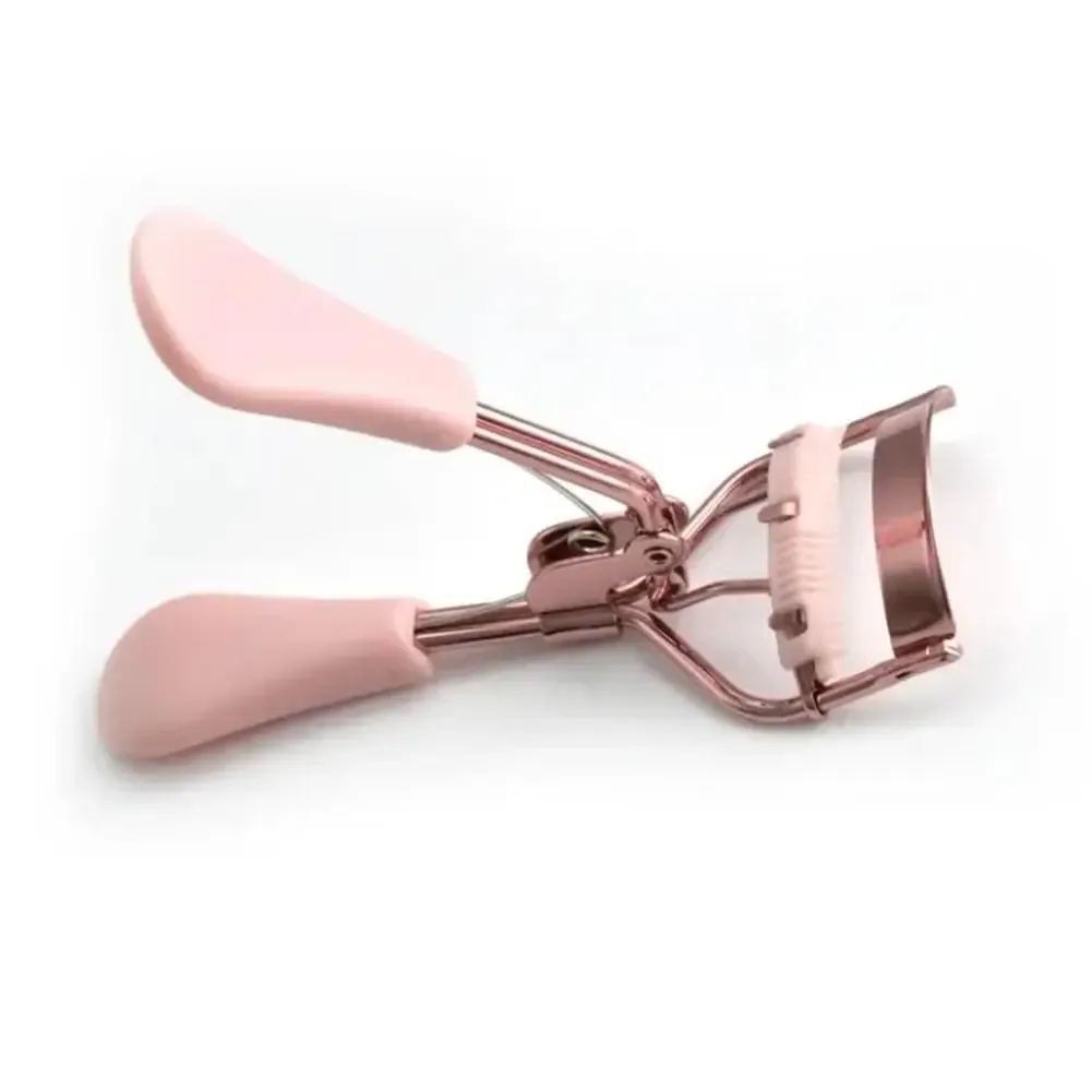 Recourbe-cils rose avec peigne, en utilisation