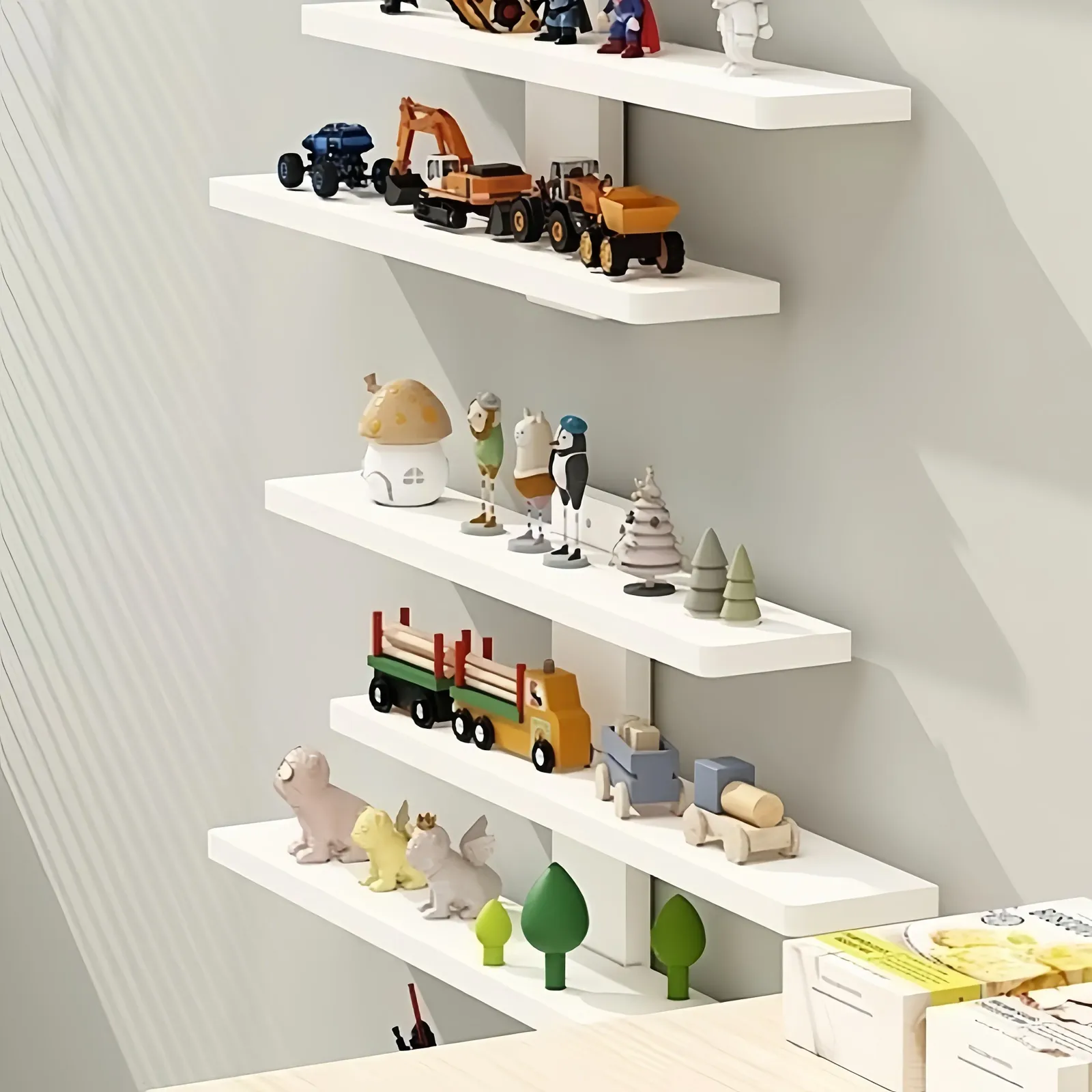 Présentoir mural moderne avec figurines exposées