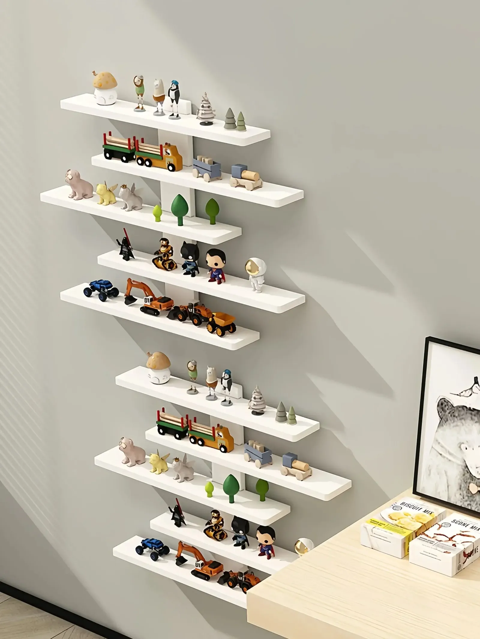 Présentoir mural réglable pour figurines d'action et objets de collection dans un intérieur moderne