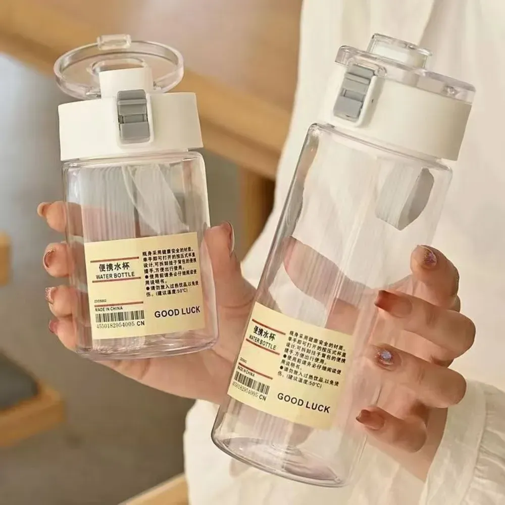 Détail de la bouteille kawaii transparente