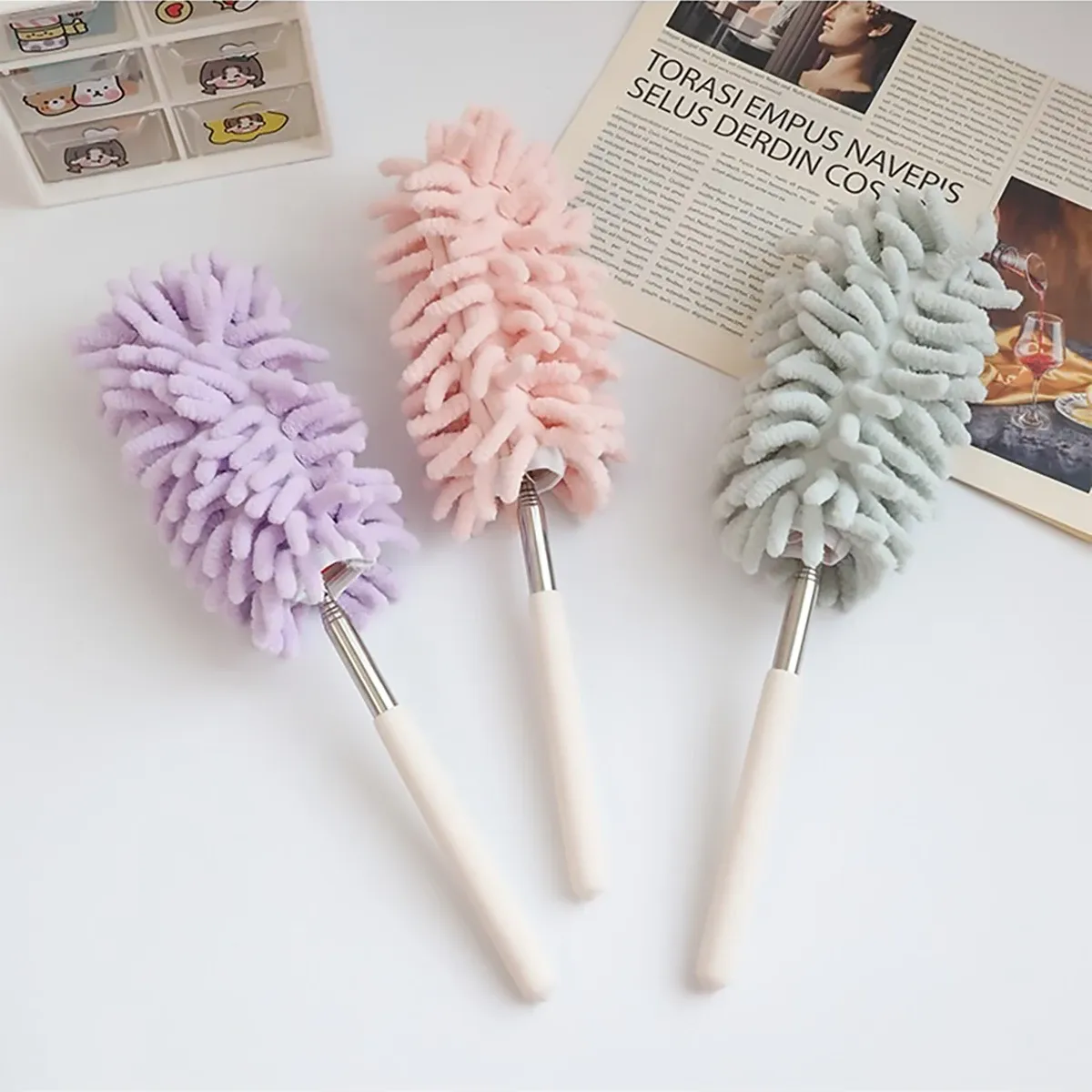 Mini-brosse télescopique lavable en situation d'utilisation